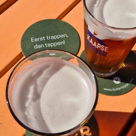 Kuitenbijter wielrensokken Over ons 2 Kuitenbijter - terras biertje - wielren cadeau fietssokken